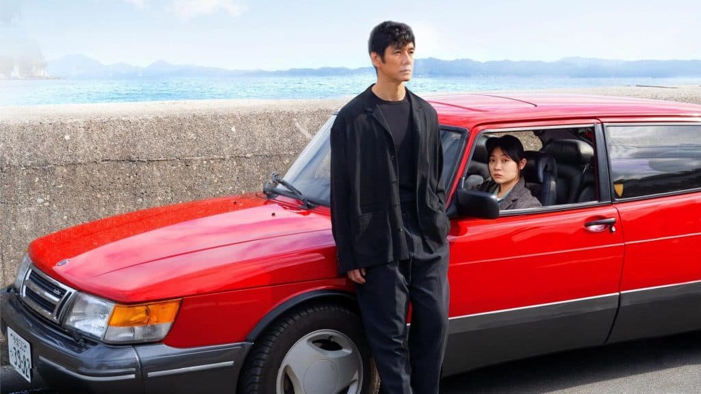 homem e um carro vermelho