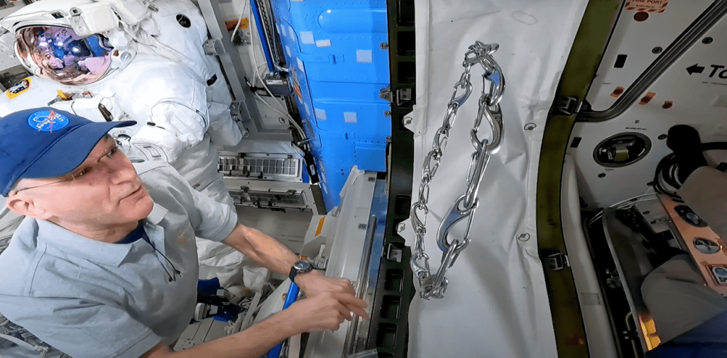 Don Pettit testou o "Mould Effect" em microgravidade na Estação Espacial Internacional (Imagem: YouTube/Steve Mould/Reprodução)