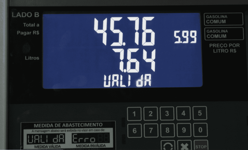 Mensagem confirmando que o abastecimento foi executado corretamente é mostrada no painel da bomba (Imagem: Olhar Digital)