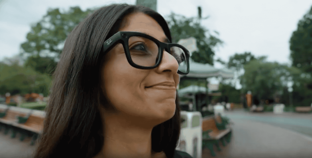 Mulher usando óculos Ray-Ban Meta