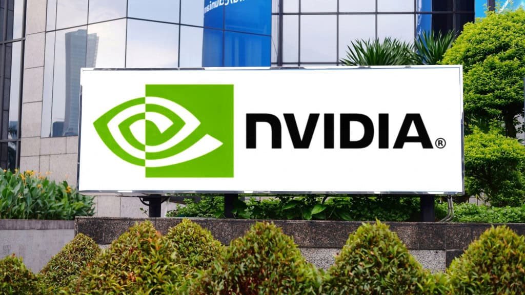 Logo da Nvidia em uma placa na frente d fachada de um prédio