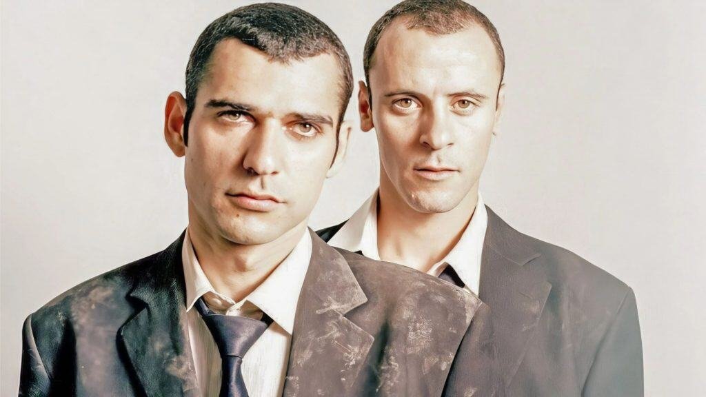 dois homens de terno