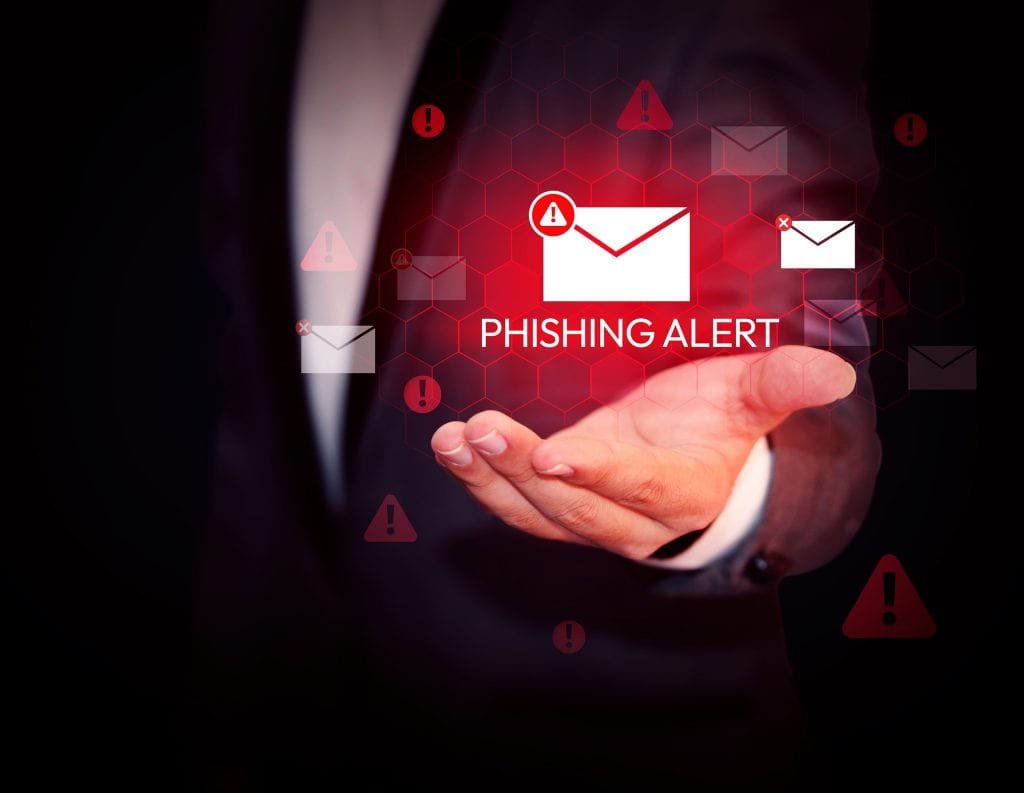 Imagem de um envelope de carta projetado em cima da mão de um homem, com os dizeres "phishing alert" abaixo
