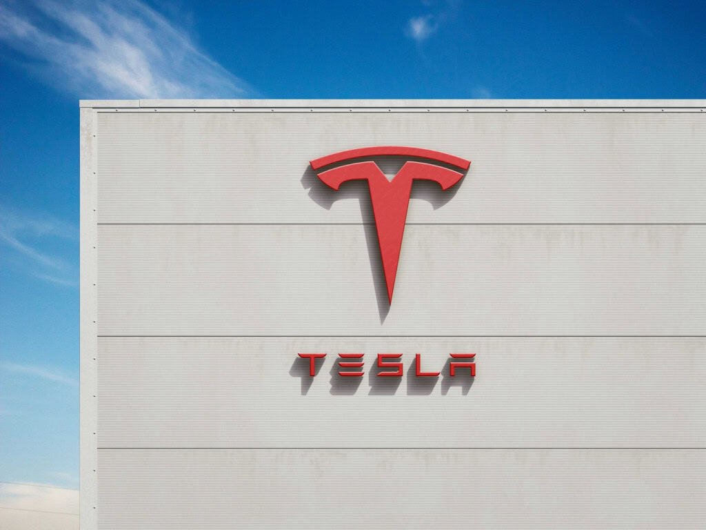 Fachada de uma loja da Tesla com o logo da empresa