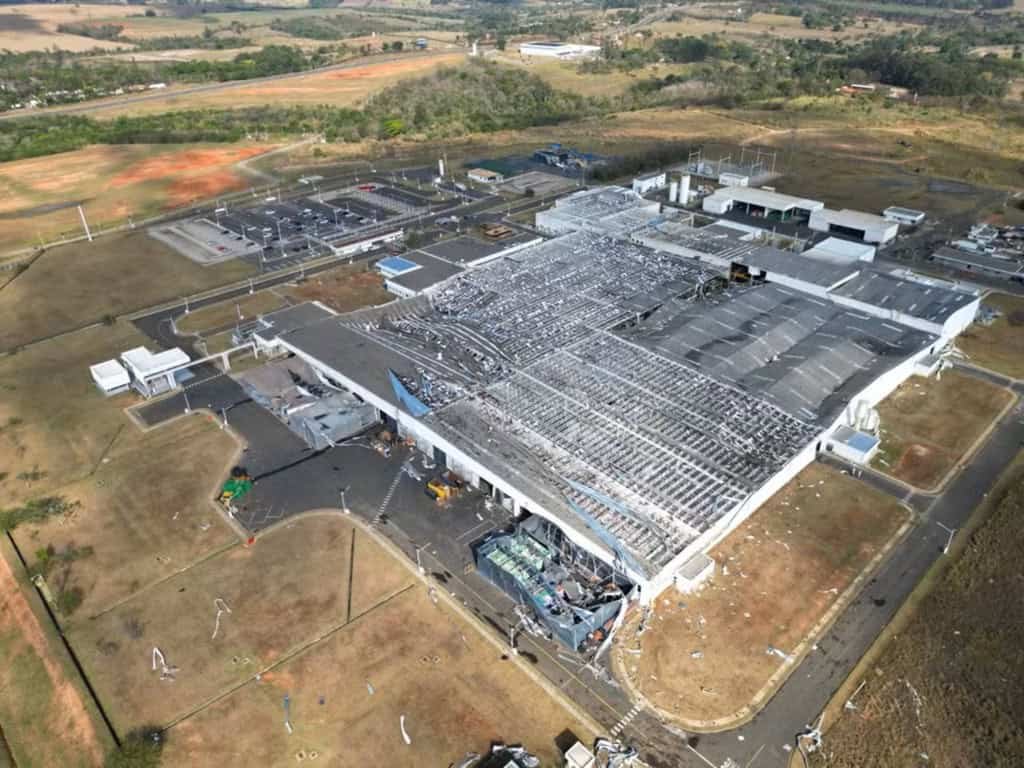 Fábrica da Toyota destelhada vista de cima