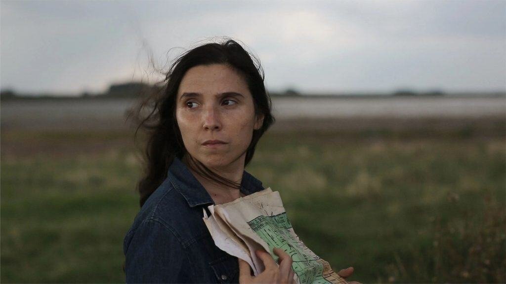 mulher em um campo gramado